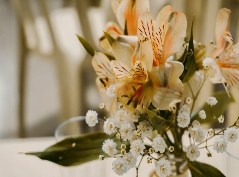 buenos días con flores en movimiento